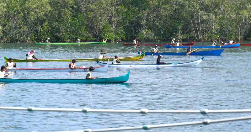 BERADU CEPAT DAN KUAT: Lomba sampan di sungai Jembrana. (Foto Humas Pemkab Jembrana)