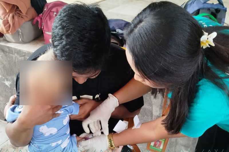 GENCARKAN IMUNISASI : Imunisasi campak di Klungkung. (istimewa)