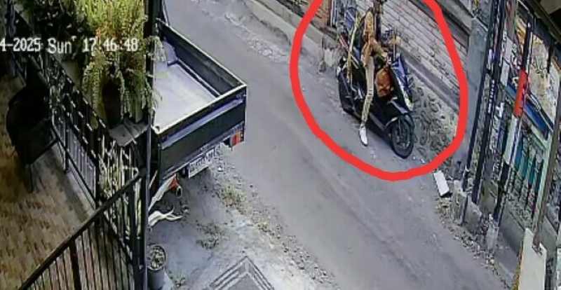 NAIK MOTOR PCX HITAM : Pelaku pengiriman paket misterius di Jalan Yudistira, Buleleng, diimbau untuk menyerah saja. (istimewa)