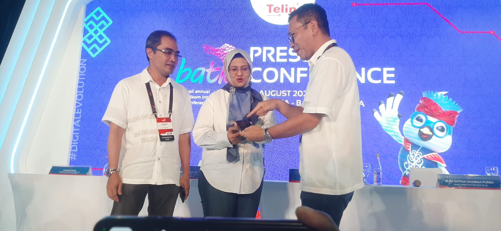 Direktur Utama PT Telkom Indonesia, Dian Siswarini (tengah) bincang dengan CEO Telin, Budi Satria Dharma Purba (kanan) dan Direktur Wholesale & International Business, Honesti Basyir di BATIC 2025