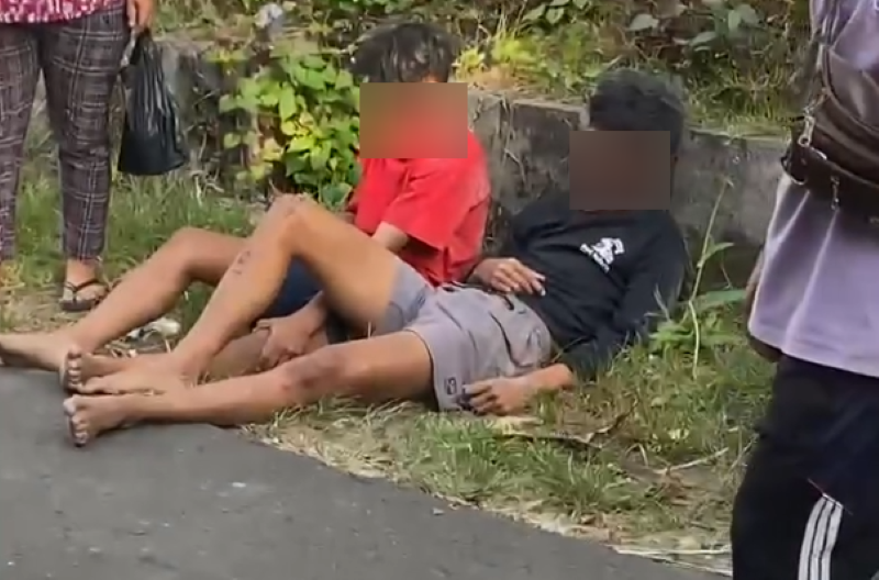 DIPERLAKUKAN TAK MANUSIAWI : Dua remaja nahas asal Desa Subuk, Kecamatan Busungbiu, Buleleng dibuang usai lakalantas. (Foto: Polres Buleleng untuk Radar Bali)