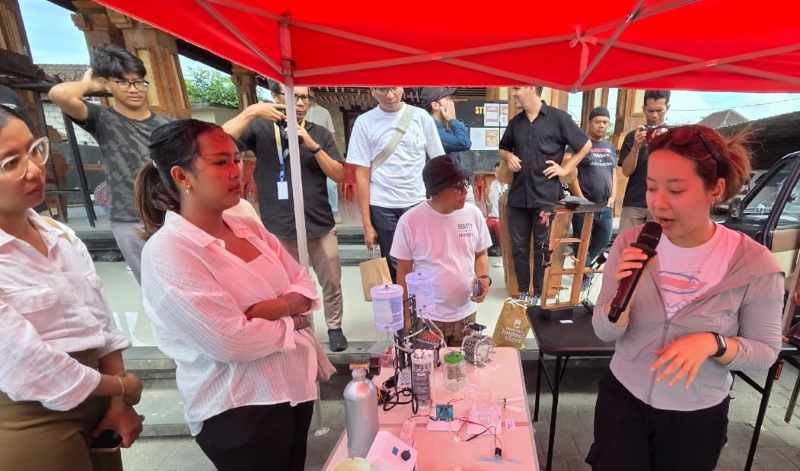 LANGSUNG DIPRAKTIKKAN: Praktik langsung perangkat hidrogen hijau dan mikroskop origami di Balai Banjar Dukuh, Serangan, Denpasar, Rabu (27/8/2025). (Foto Marsellus Pampur)