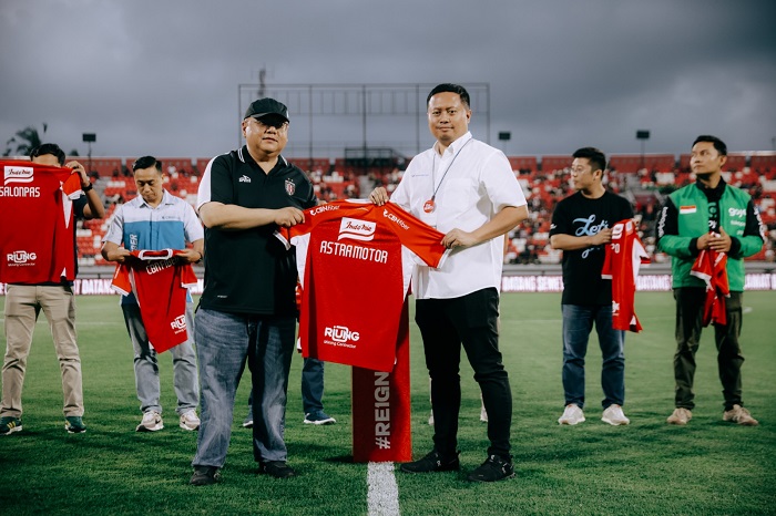 DUKUNG PAHLAWAN - CEO Bali United Yabes Tanuri menyerahkan jersey kepada Marketing Manager Astra Honda Bali Gangga Nanda Adi Surya (kanan).