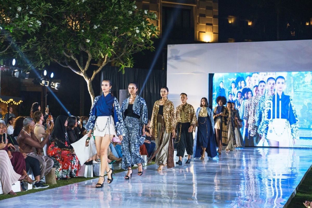 KEKAYAAN BUDAYA: Sejumlah peserta Bali International Fashion Festival (BIFF) tengah diatas catwalk di panggung Hotel Pullman Kuta, 24 Agustus 2025