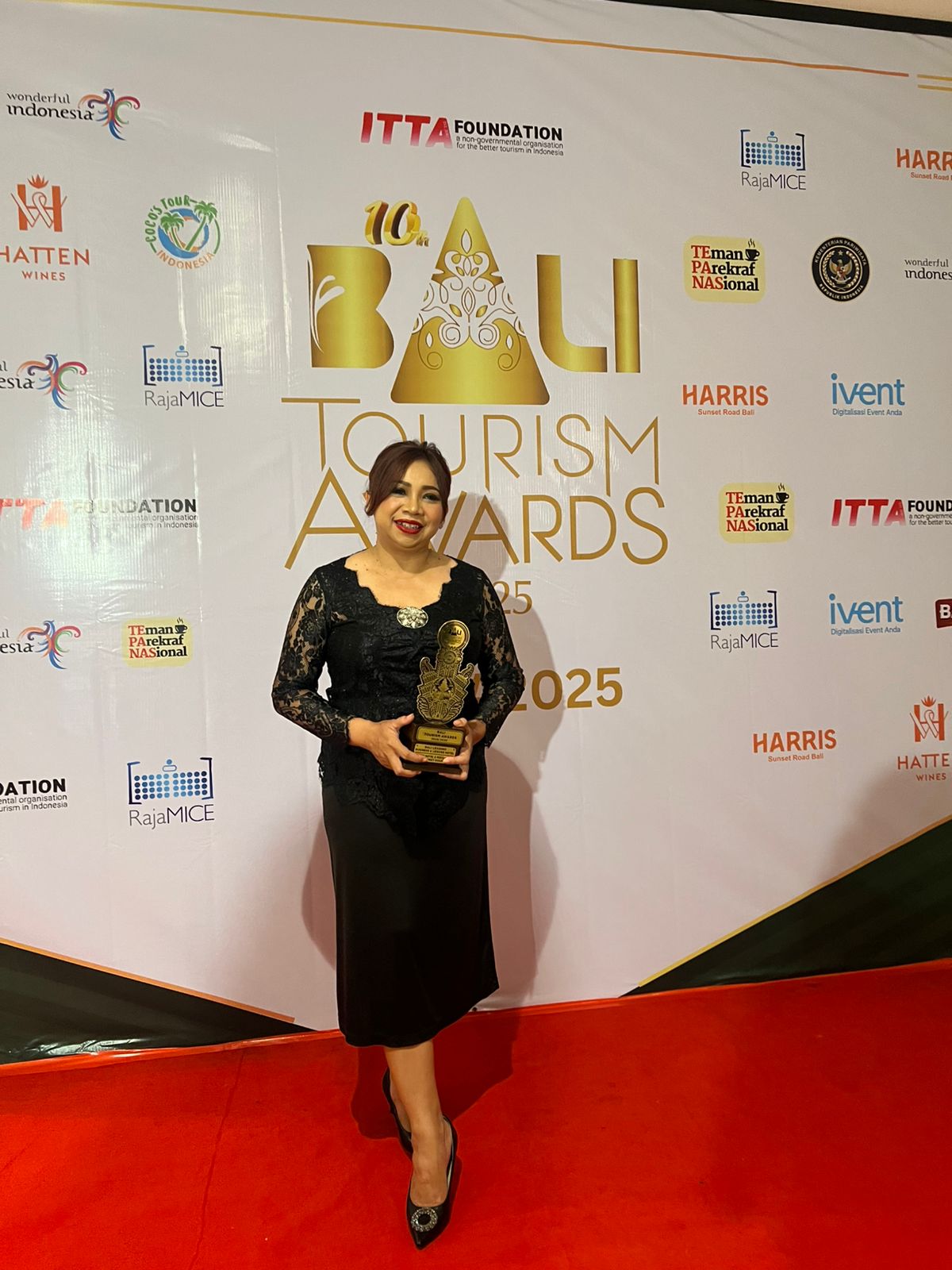 HOTEL PILIHAN DI BALI: Diah Anggraeni, General Manager HARRIS Hotel & Residences Sunset Road Mewakili Hotel Peroleh 2 Penghargaan.