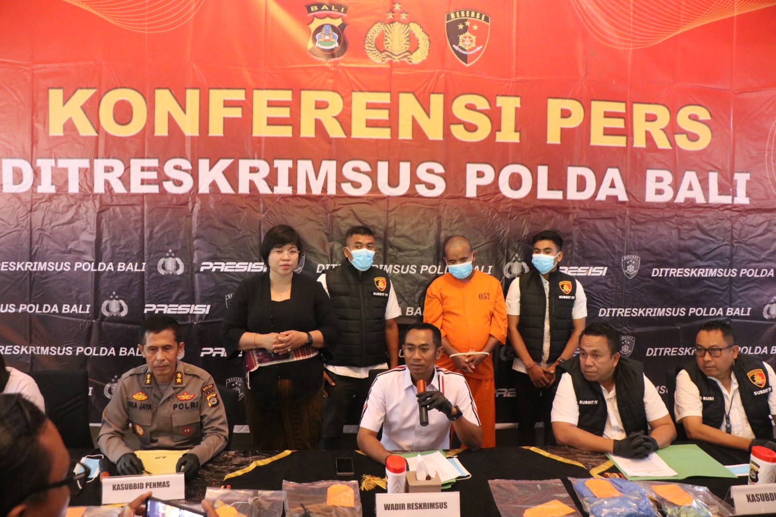 ILEGAL: Wakil Direktur Reskrimsus Polda Bali, AKBP I Nengah Sadiarta, S.I.K., S.H., M.K.P., didampingi Kasubbid Penmas Bid Humas Polda Bali, AKBP Ketut Ekajaya, S.Sos