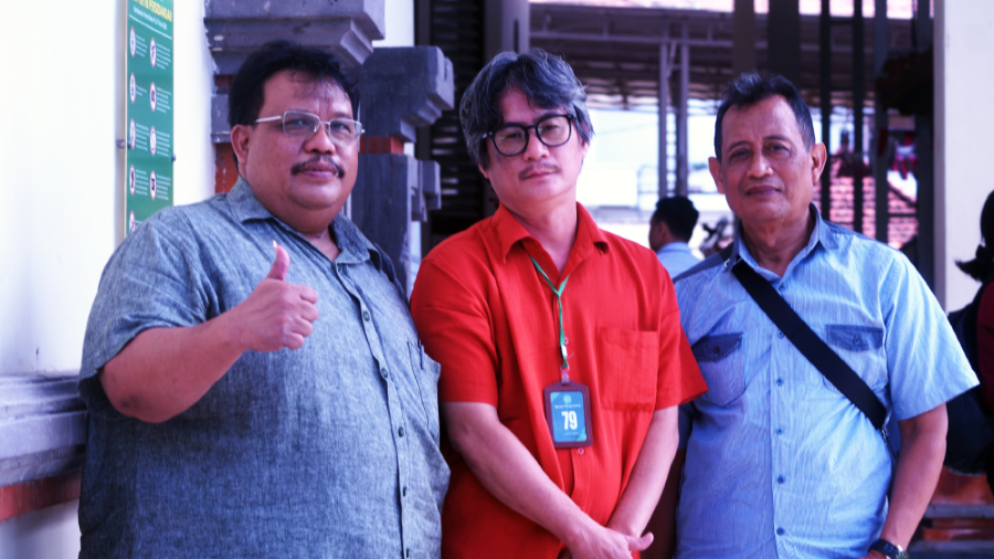 Hendra dan kuasa hukumnya Agus Sujoko (paling kiri) yang perkara tipiring ditolak PN Denpasar