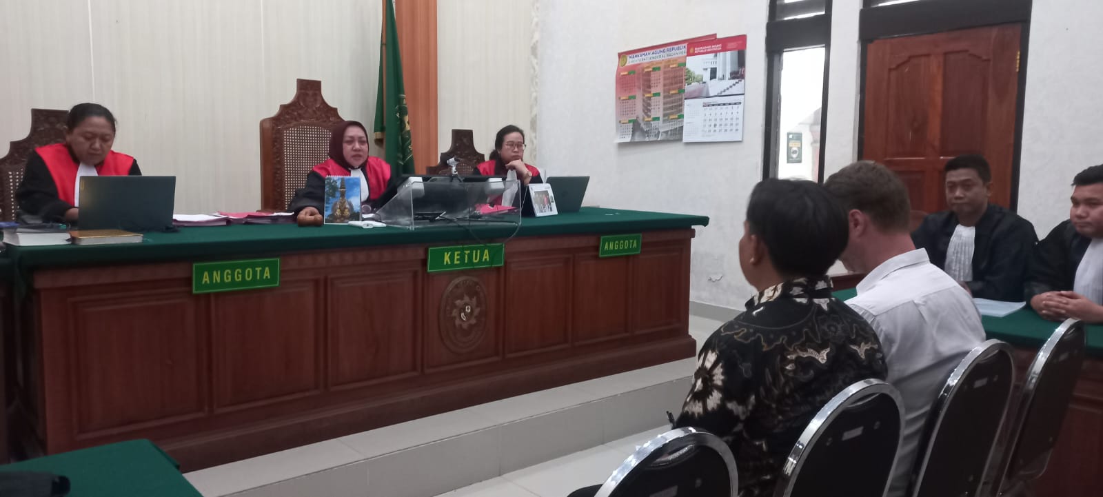 KAGET: Roman Nazarenko (dua dari kiri) didampingi penerjemah dan tim pengacaranya saat menjalani sidang tuntutan.