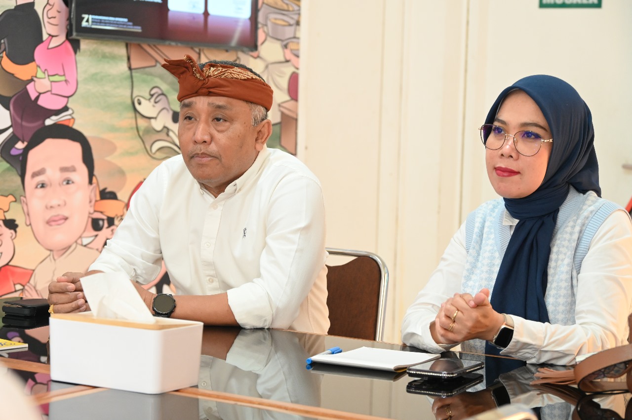 ZONA INTEGRITAS: Anggota KPU RI Divisi Hukum dan Pengawasan Iffa Rosita dan Ketua KPU Bali I Dewa Agung Gede Lidartawan  saat memberi pengarahan temuan BPK.