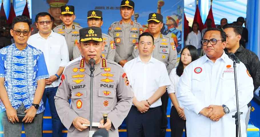 MINTA MAAF DAN JANJI USUT TUNTAS : Kapolri Listyo Sigit Prabowo memerintahkan jajarannya usut tuntas rantis Brimob yang lindas driver ojol di demonstrasi 28 Agustus 2025. (Mabes Polri)