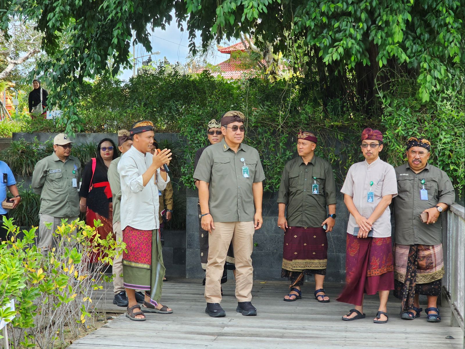 KONFLIK KEPENTINGAN: Inspektur Jenderal (Irjen) Kementerian Kehutanan Irjen.Pol Djoko Poerwanto (pakai kacamata)  mengunjungi Showcase Mangrove Taman Hutan Raya (Tahura) Kamis (28/8/2025).