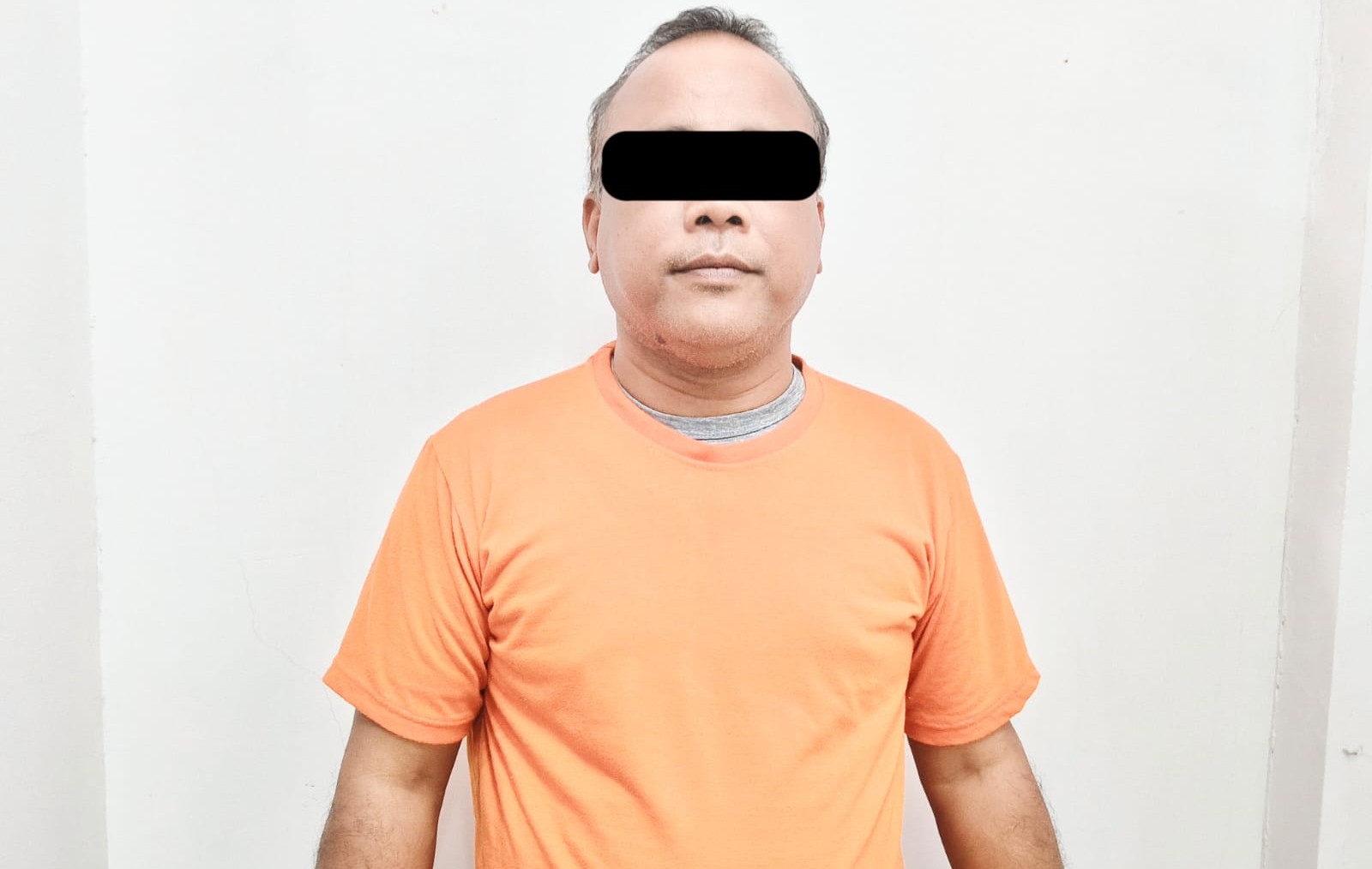 DICIDUK: Tersangka berinisial MR, 55, kenakan pakaian tahanan Satuan Reskrim Polres Bandara.