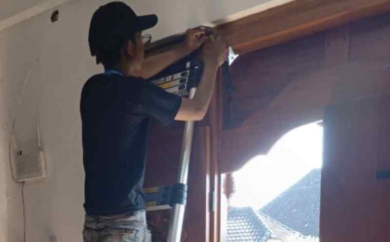 MASIH SEPARUH YANG TERPASANG : Pemasangan wifi di Tabanan. (ist)