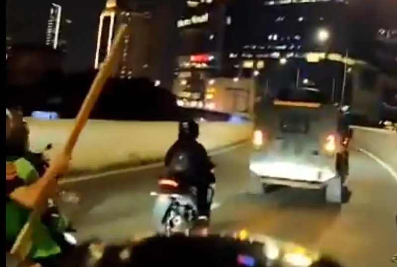 DIKEJAR MASSA : Massa mengejar rantis setelah menabrak pengemudi online di Pejompongan, Tanah Abang, Jakarta. (istimewa/JPG)