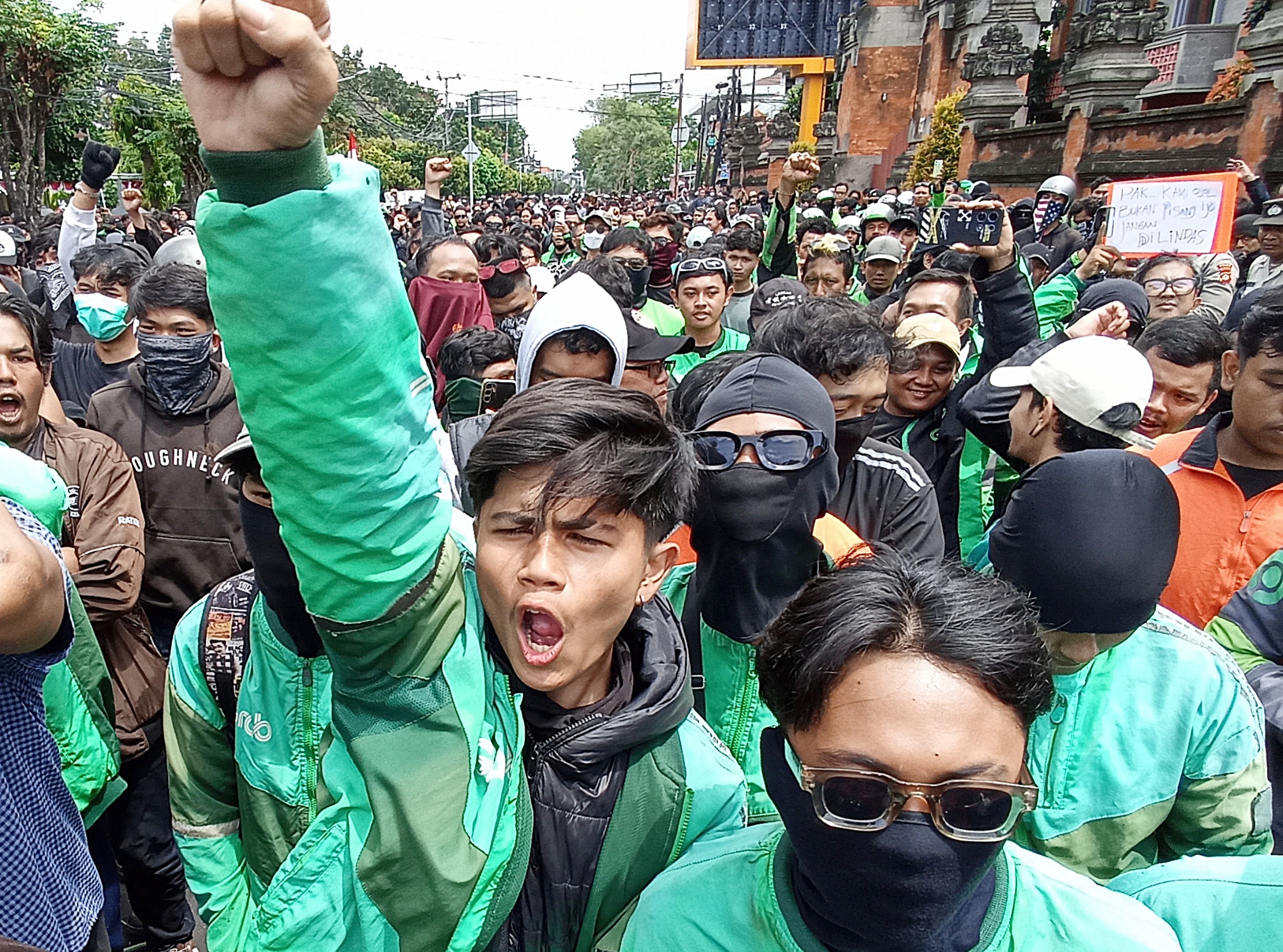 LAWAN! Ribuan massa Driver Ojol bersatu dan mahasiswa bersatu menggedor Polda Bali Sabtu 30 Agustus 2025.
