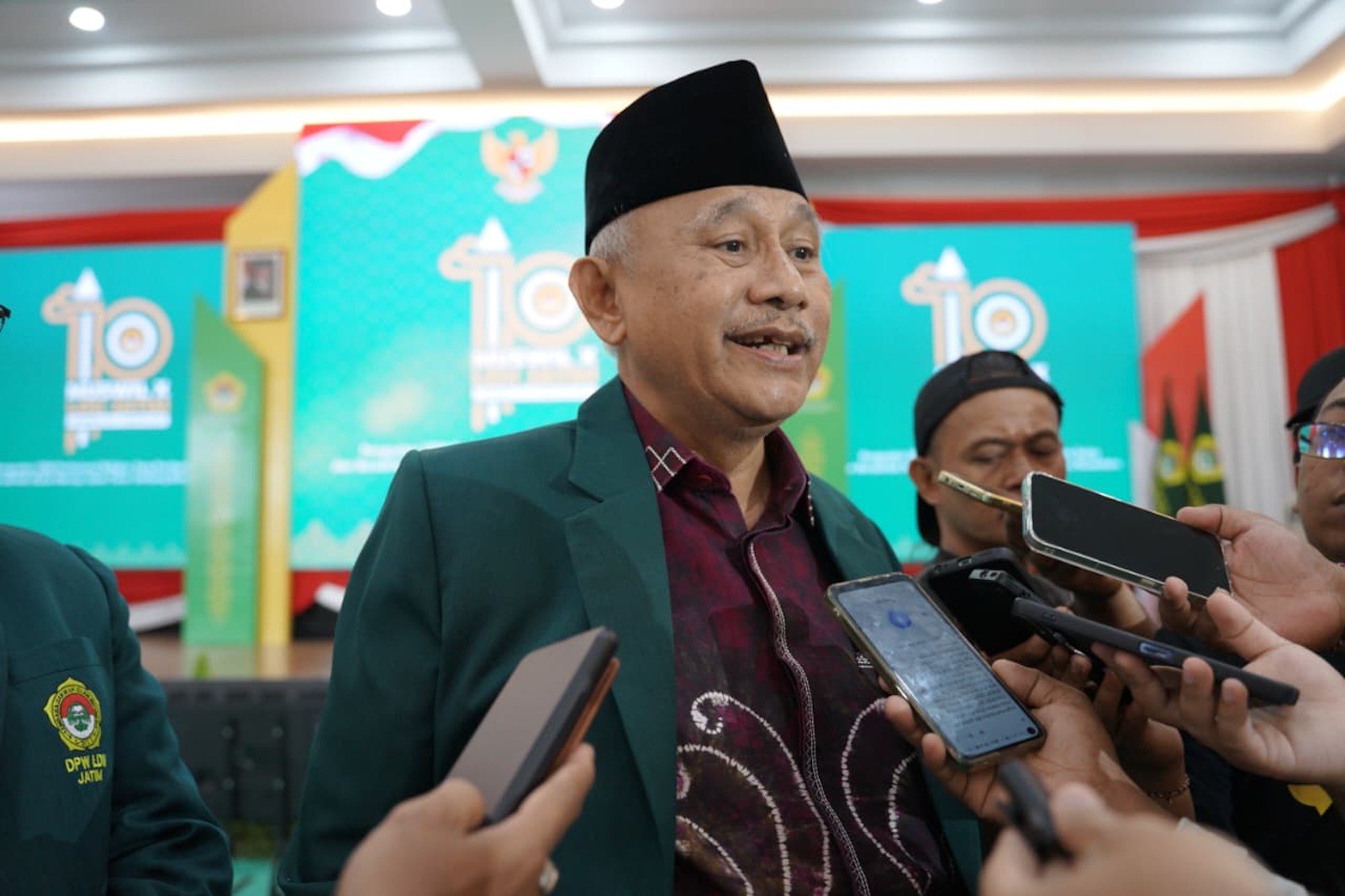 SAMPAIKAN ASPIRASI: Ketua Umum DPP LDII KH Chriswanto Santoso diwawancarai awak media di Surabaya, Jawa Timur.