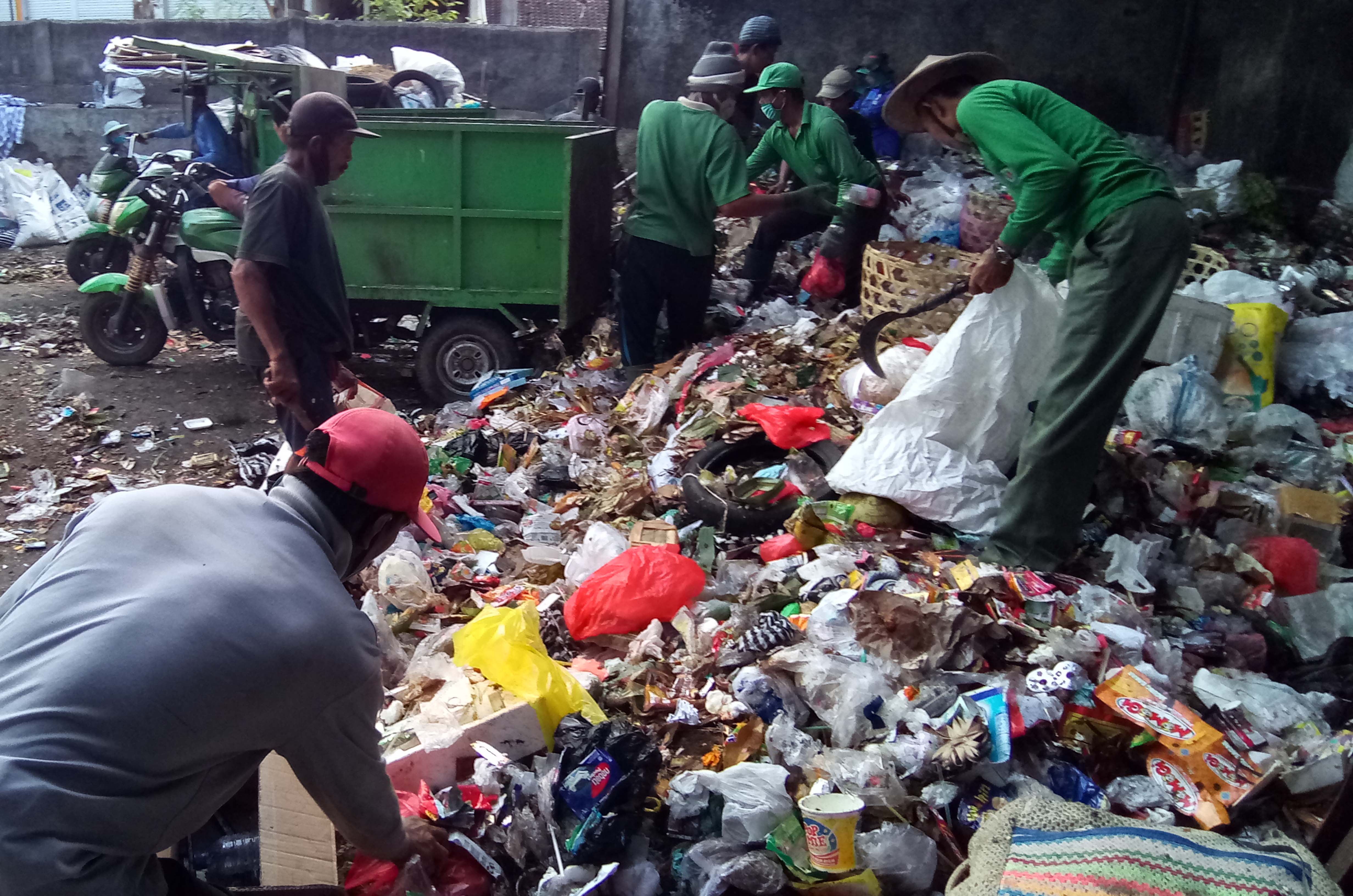 Tumpukan sampah di TPS diarahkan dimusnahkan dengan mesin insenerator