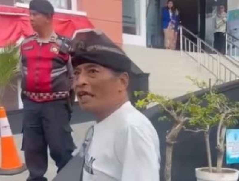 KESAL TUNTUTAN JAKSA : Keluarga korban berteriak di depan gedung PN Gianyar.(ist)