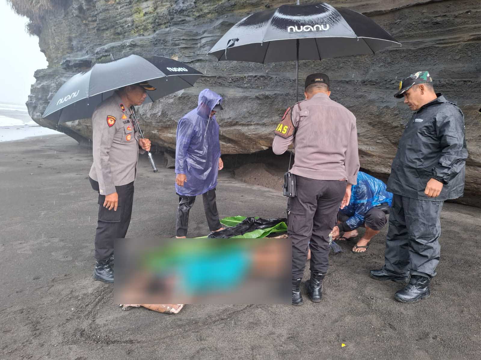 MENGENASKAN : Kondisi buruh proyek Akhmad Romli korban tewas terseret arus yang ditemukan Pantai Nyanyi, Desa Beraban, Kediri Tabanan.(Istimewa).