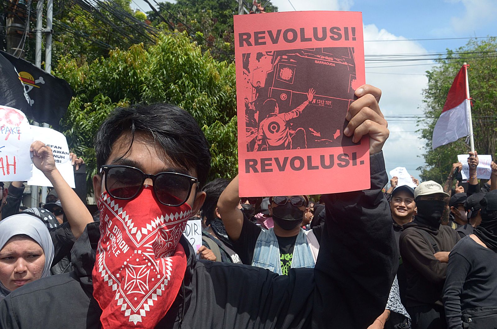 REVOLUSI: Aksi demonstrasi depan Polda Bali oleh mahasaiswa gabung ojol yang berujung ricuh.