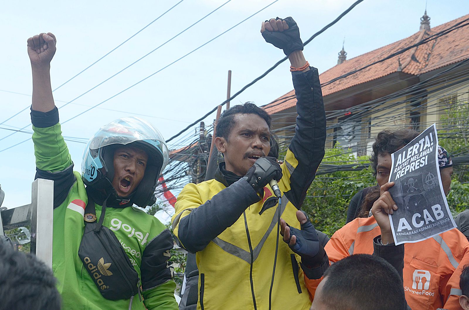 GEDOR: Aliansi ojol lintas operator bersatu melancarkan aksi depan Polda Bali