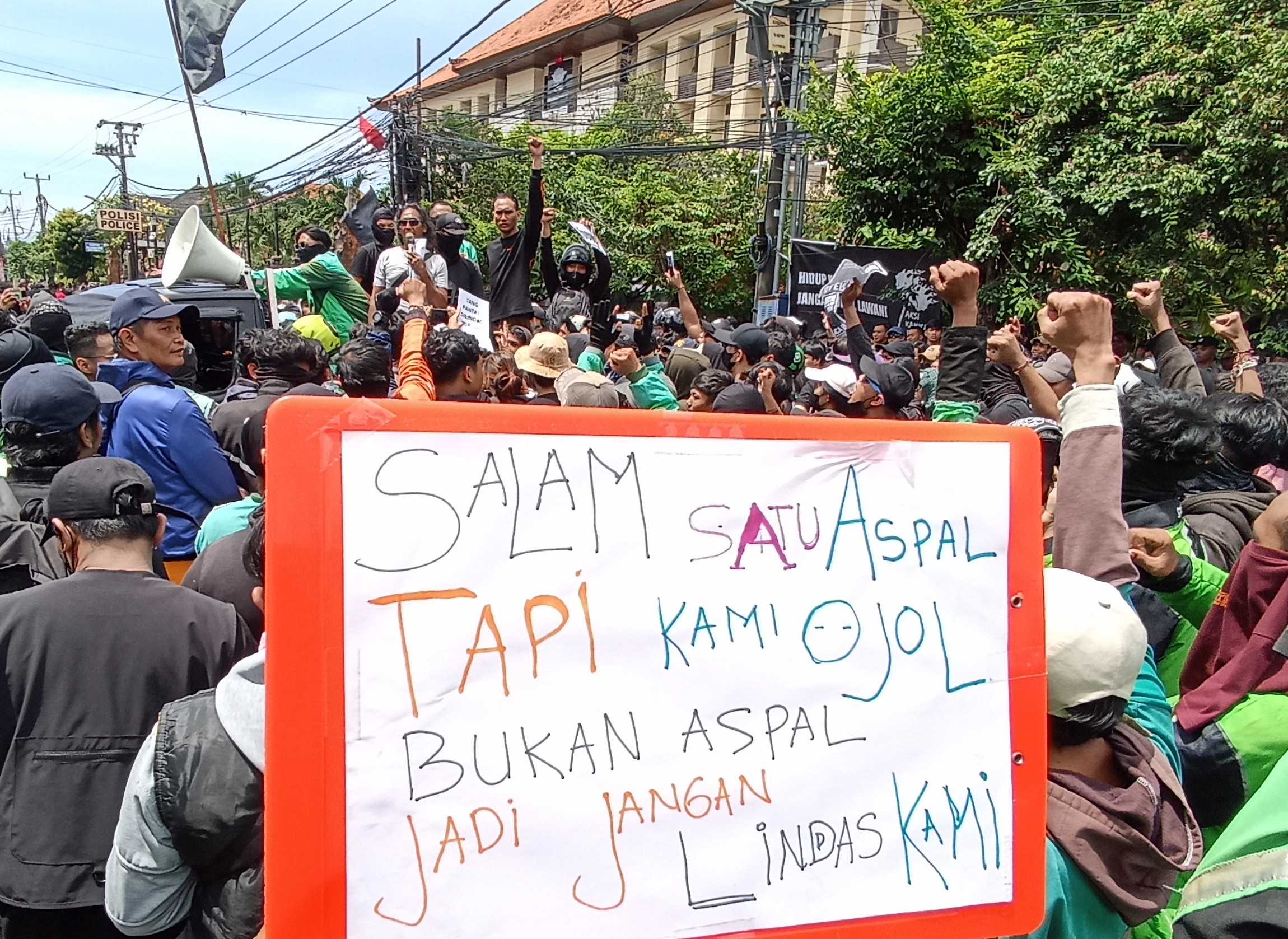 DIKEPUNG: Polda Bali dikepung massa ojool, mahasiswa dan emak-emak sampai teriak anjing dan tuntutan, 30 Agustus 2025.