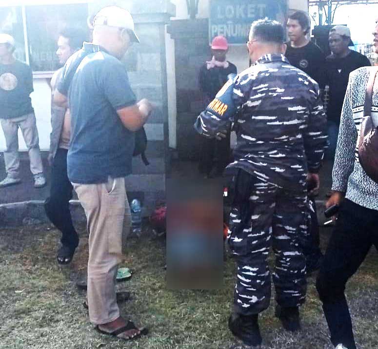 TERGELETAK BEGITU SAJA : Jenazah Sumahwi ditemukan  tergeletak di pinggir jalan depan Pelabuhan Gilimanuk. (Foto: Pos AL Gilimanuk)