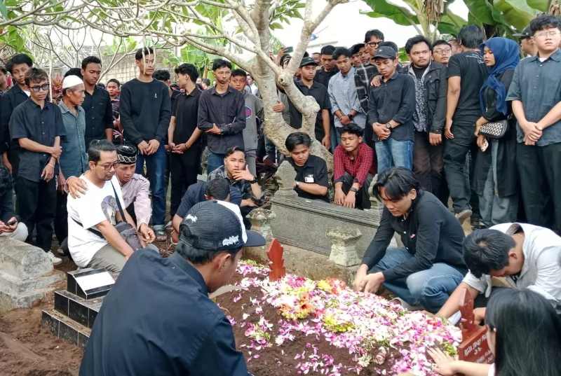 LUKANYA MISTERIUS : Suasana di pemakaman Rheza Sendy Pratama, mahasiswa Prodi Ilmu Komunikasi Universitas Amikom Jogjakarta. (Foto: Delima Purnamasari/Radar Jogja)