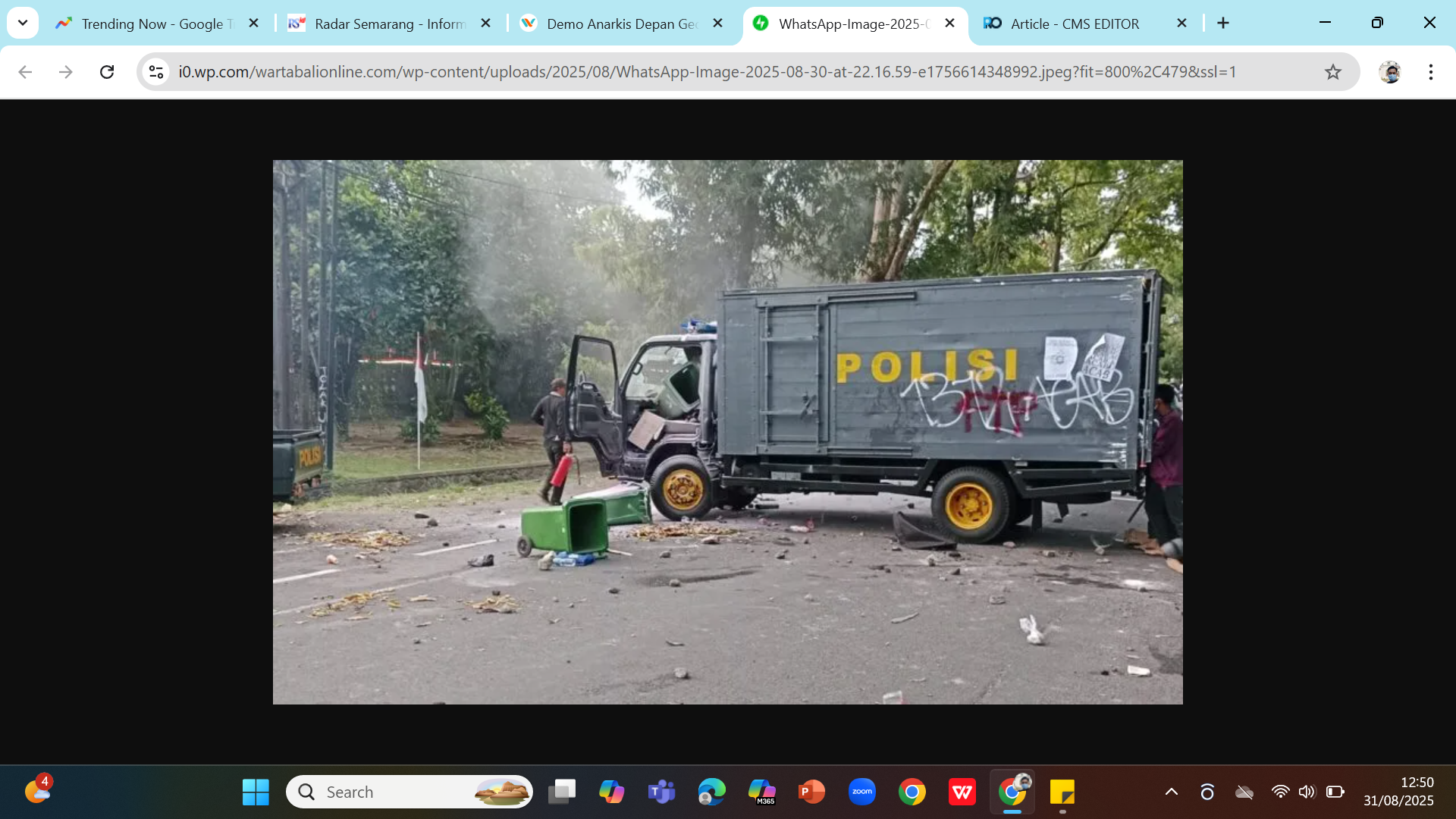 ANARKIS - Kendaraan operasional Polda Bali terbakar di sekitar lapangan Niti Mandala Renon seusai kerusuhan di depan DPRD Bali pada Minggu (31/8).
