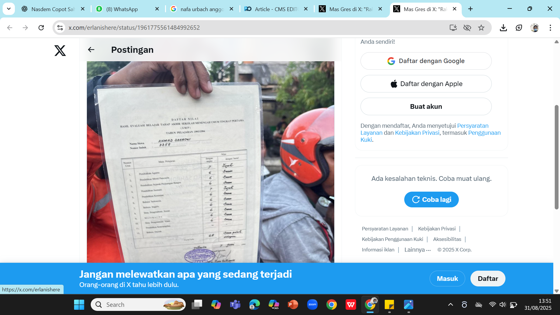 IJAZAH - Massa menunjukkan ijazah SMA Sahroni seusai melakukan penjarahan di rumah politisi Nasdem tersebut di Tanjung Priok.