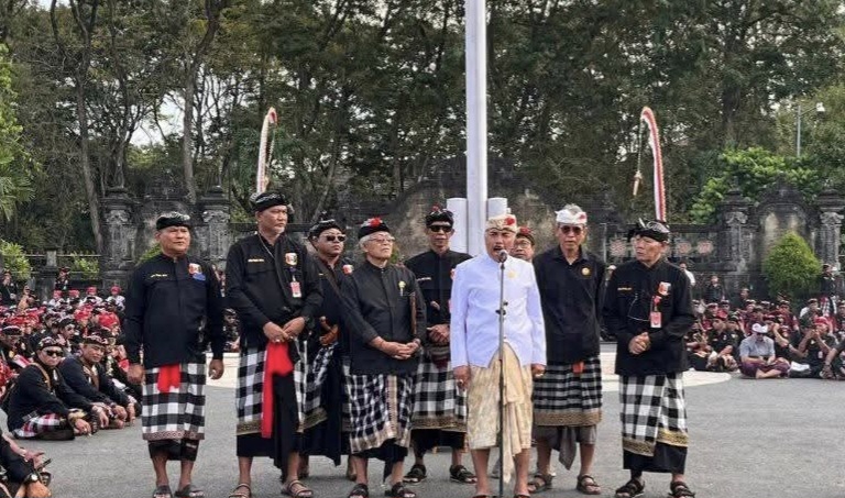 Bendesa Agung Majelis Desa Adat Ida Pengelingsir Agung Putra Sukahet menyerukan seluruh desa adat waspada.