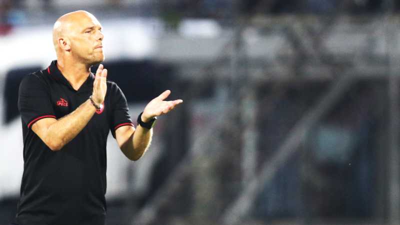 BANGGA SUPORTER SERDADU : Bali United, Jhonny Jansen sangat bangga dengan atmosfer Stadion Kapten Wayan Dipta,Gianyar. (miftahuddin/radar bali)