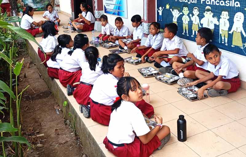MAKAN BERGIZI GRATIS : Suasana siswa di Buleleng saat menerima MBG. Sebagai keberlanjutan, pasokan logistiknya harus dari perusahaan daerah Bali utara.(Francelino Junior)