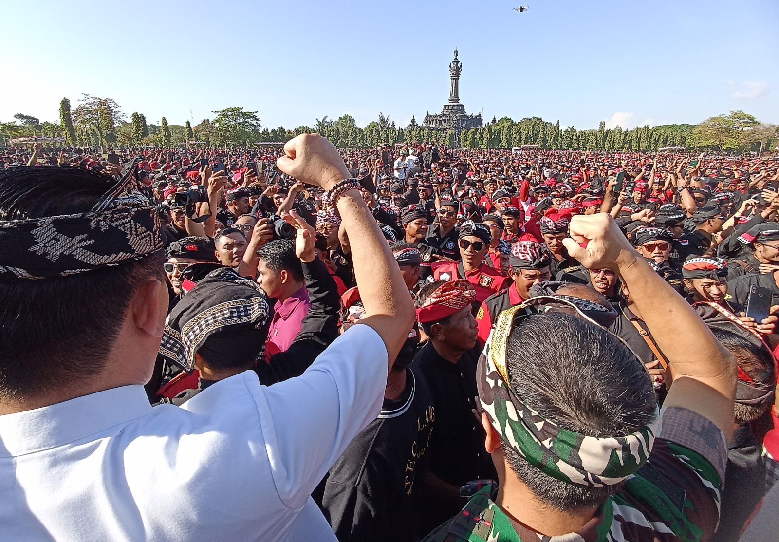 Ribuan Pecalang berkumpul di lapangan Niti Mandala Renon mengikuti Gelar Agung Pecalang Bali Senin, 1 September 2025.