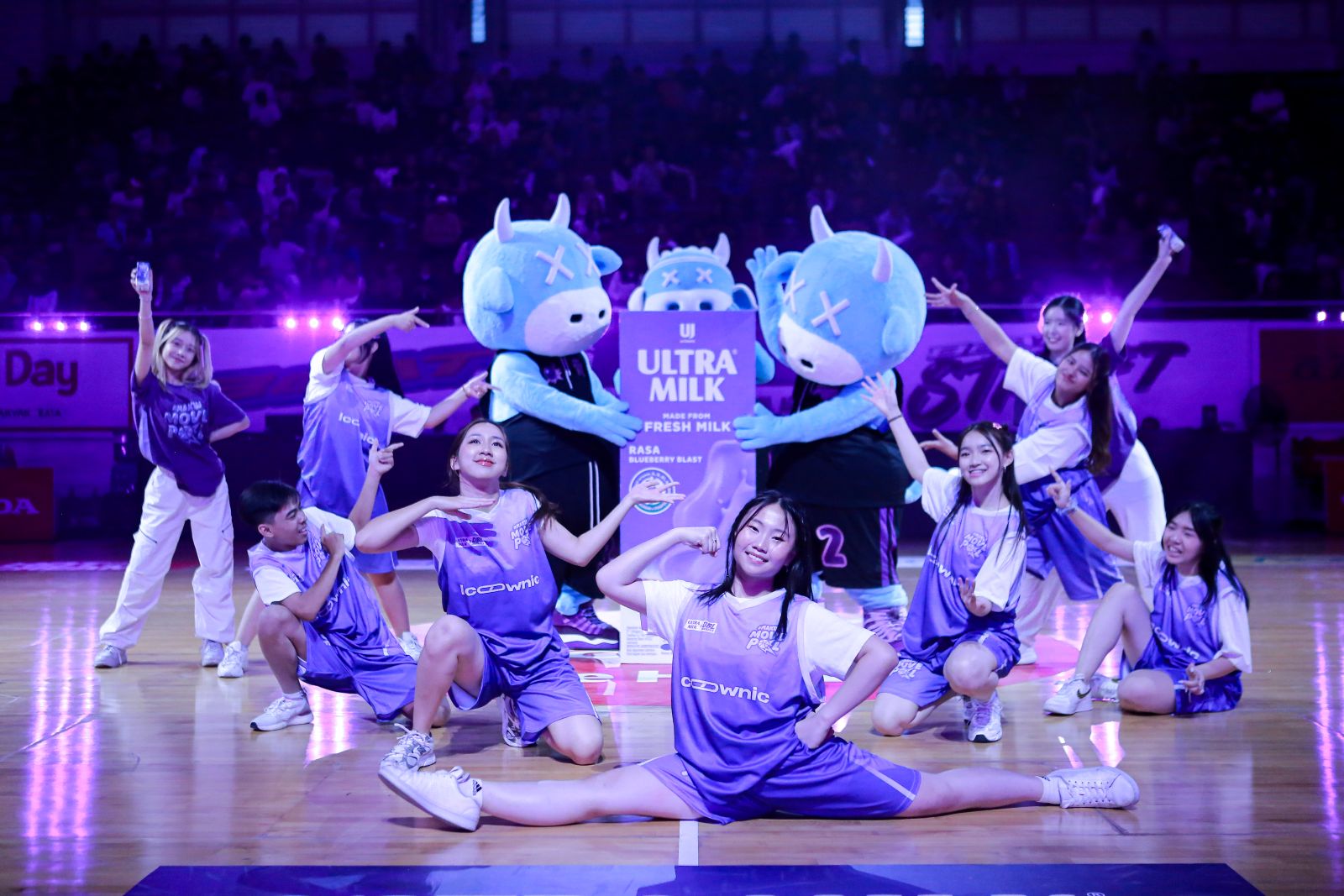WARNA BARU: Susu UHT Ultra Milk kini hadir dengan produk baru Buleberry Blast  di Kompetisi basket terbesar pelajar nasional DBL