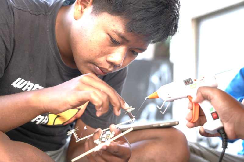 KREASI CERDAS : Anak-anak diberikan pengalaman berharga melalui workshop membuat drone berbahan tusuk sate. (Foto Fab Lab dan Cast Foundation Untuk Radar Bali)