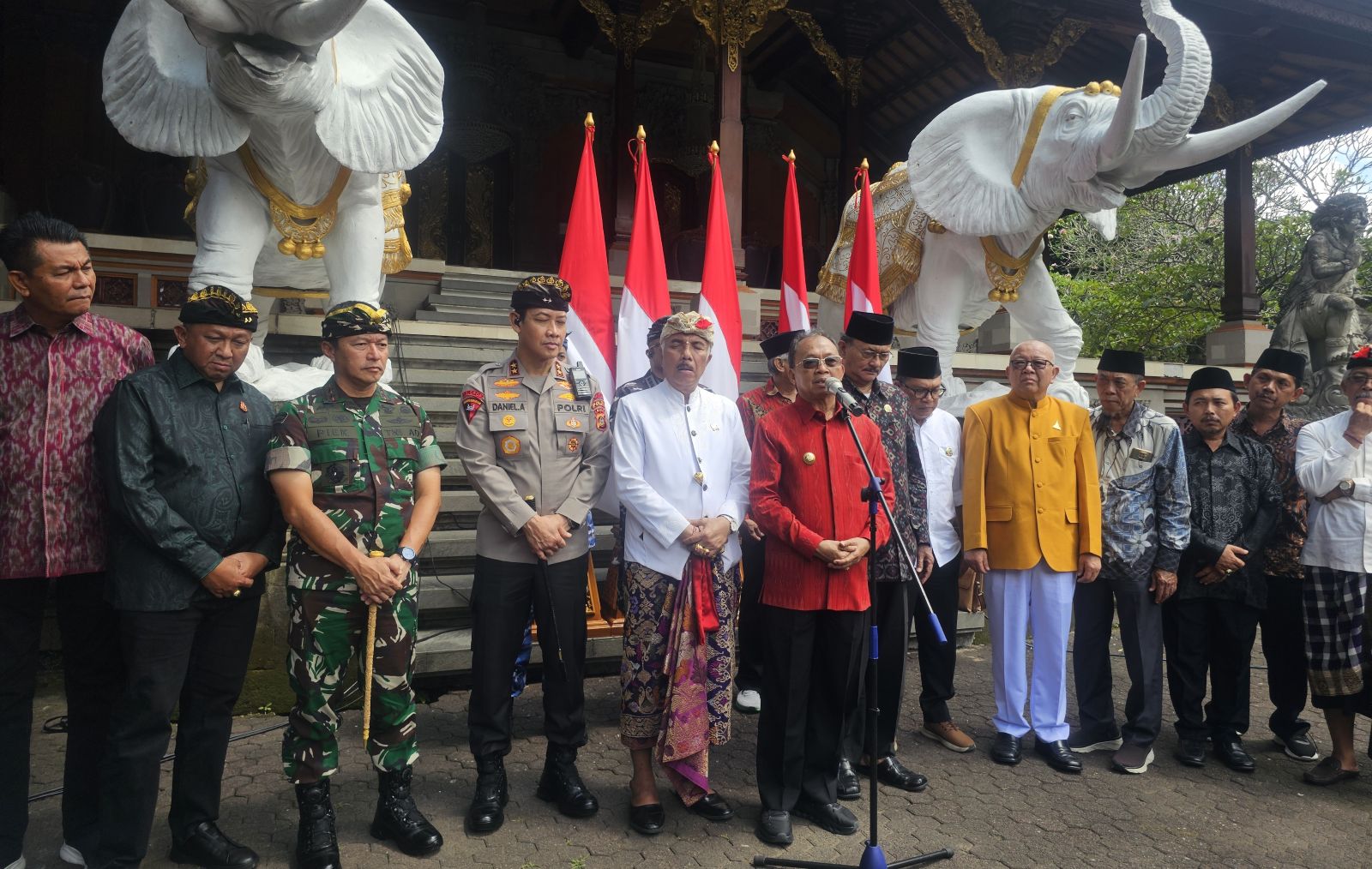 JAGA BALI: Gubernur Bali Wayan Koster mengumpulkan Kapolda, Pangdam IX Udayana dan para pemuka agama serta tokoh ormas menyikapi situasi kebangsaan Minggu, 31 Agustus 2025, sore.