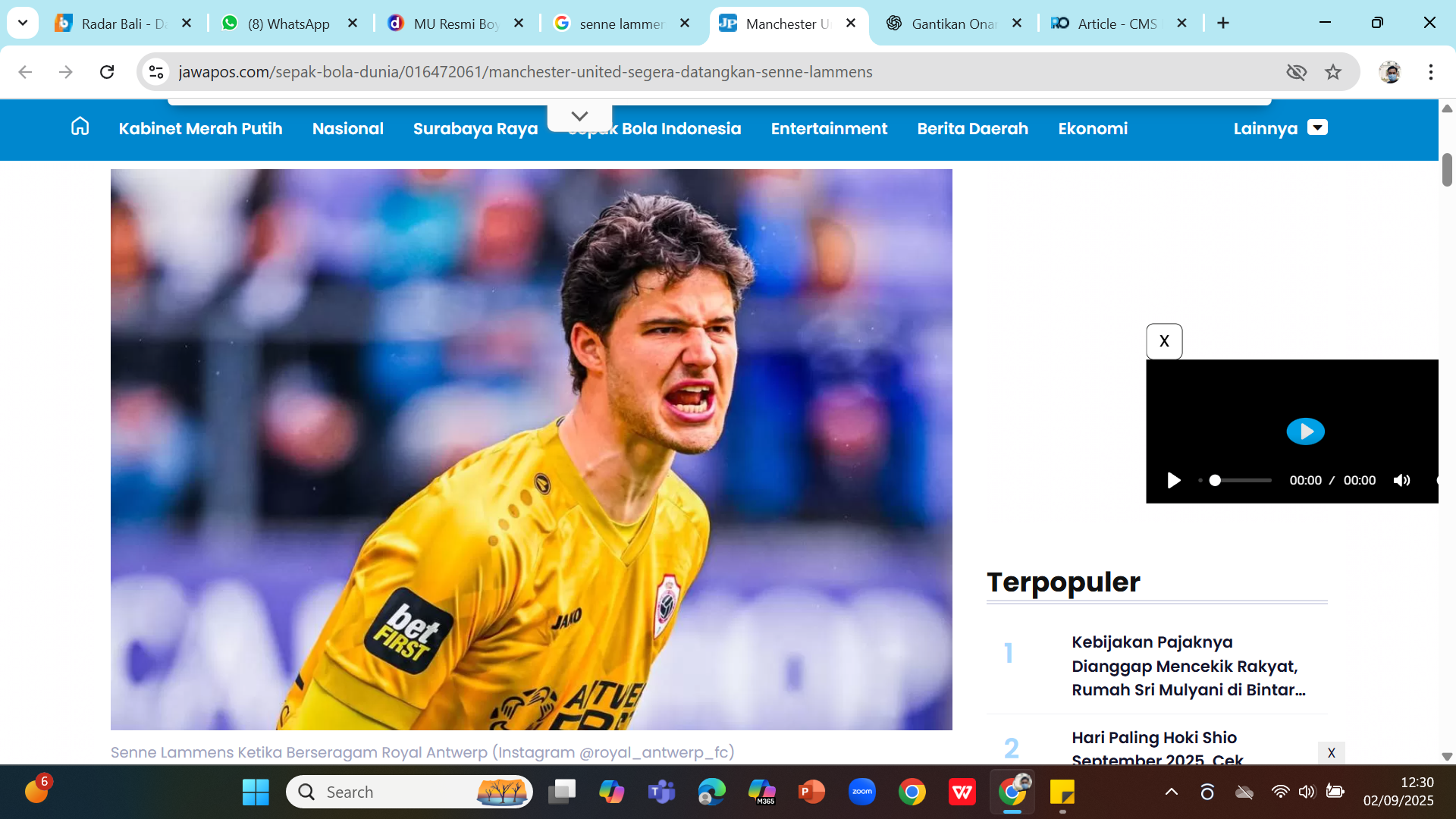 Kiper Manchester United Senne Lammens.