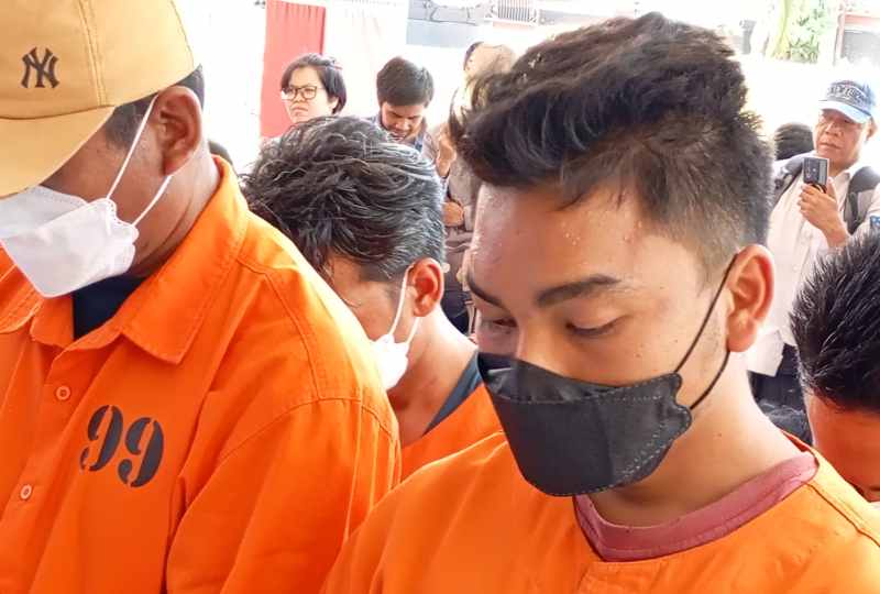 SEMPAT KABUR DULU: Ach Heru Prastiko (kanan) saat rilis di Polres Buleleng. (juliadi/radar bali)