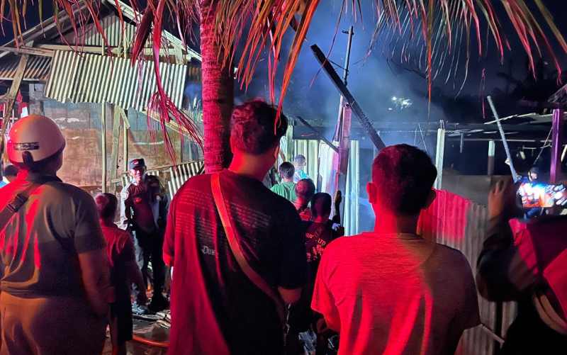 KARENA KORSLETING : Kebakaran peternakan ayam dan bebek di Dusun Lepang, Desa Takmung, Banjarangkan. (Foto: Humas Polres Klungkung)