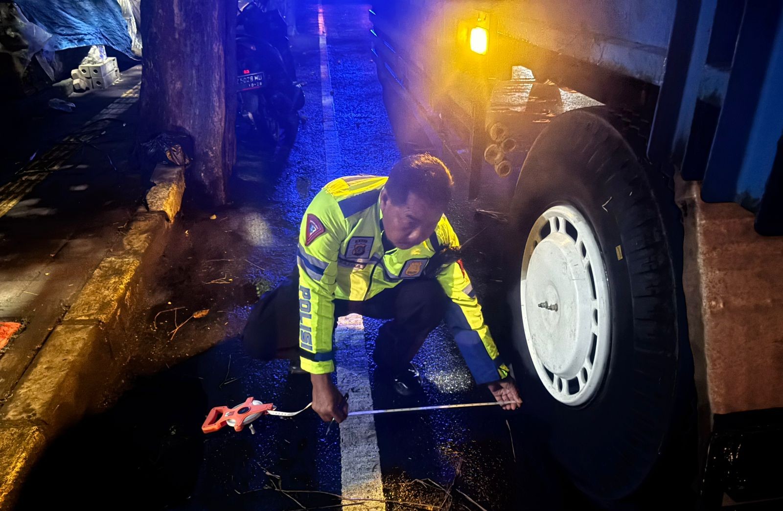 TERLALU KETENGAH: Truk yang parkir di badan jalan ini diduga penyebab terjadinya kecelakaan yang mengakibatkan gadis 18 tahun meninggal duni di Jalan Raya Kapal Mengwi Badung