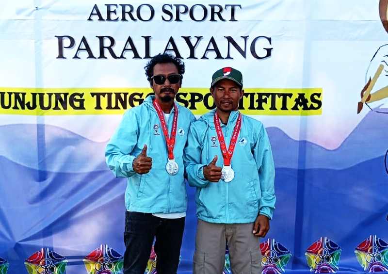 PECAH TELUR : Dua atlet paralayang Jembrana peraih medali perak. Medali pertama yang dikoleksi kontingen  Jembrana. (foto: Dok. Adiyasa)
