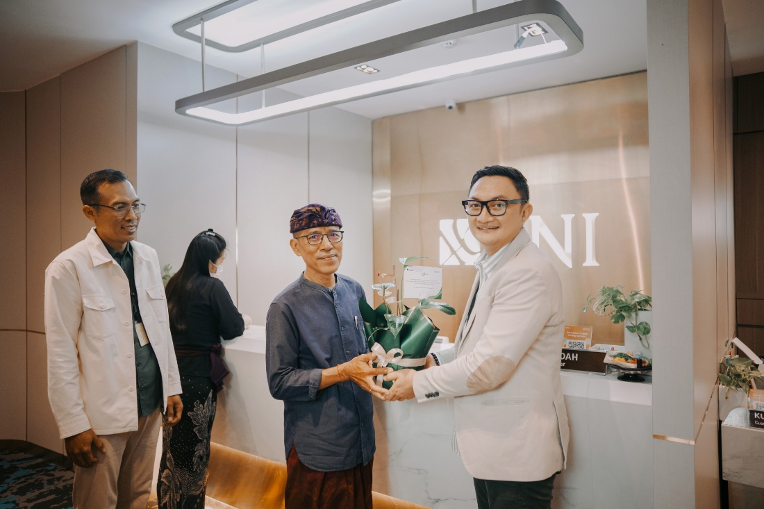 Regional CEO BNI Kantor Wilayah 08 Komang Arya Wira Kusuma Atmaja (kanan) memperkuat pesan keberlanjutan melalui Program BUMI saat Harpelnas 2025.