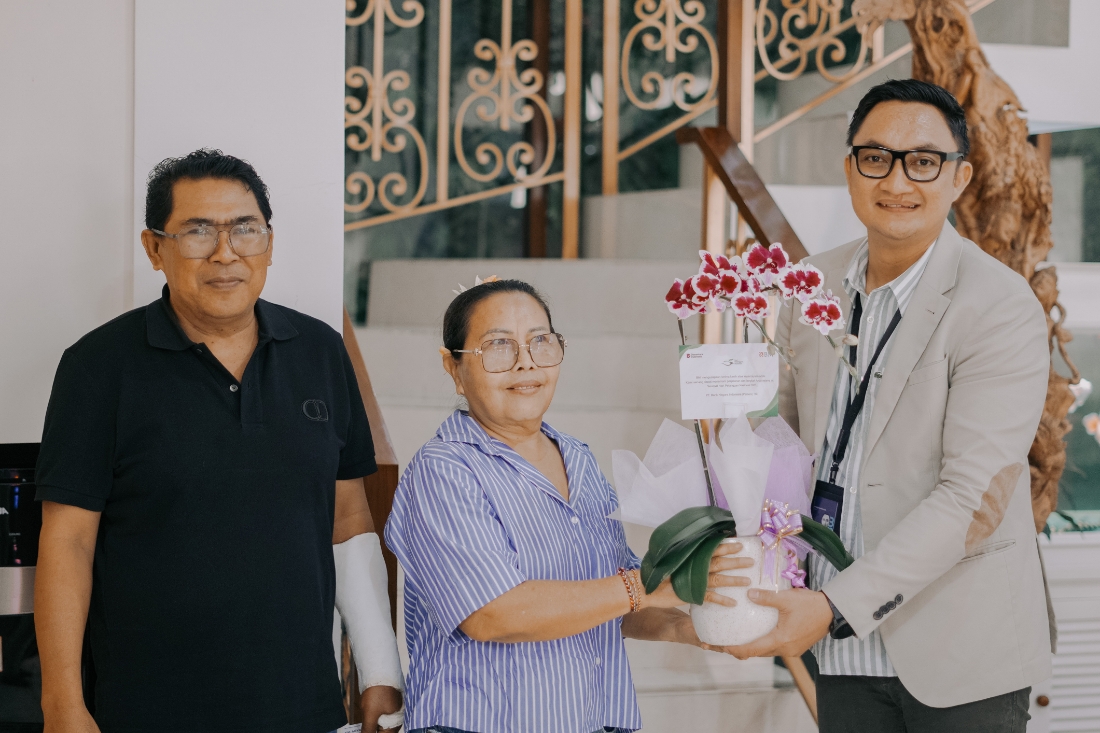 Regional CEO BNI Kantor Wilayah 08 Komang Arya Wira Kusuma Atmaja (kanan) memperkuat pesan keberlanjutan melalui Program BUMI saat Harpelnas 2025.