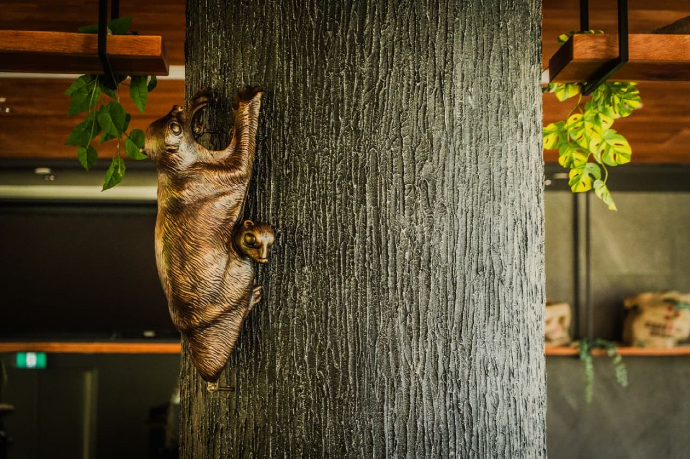 KARYA RUPA: Karya Ketut Putrayasa di Mandai Rainforest Resort by Banyan Tree, Singapura