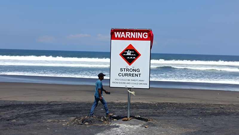 CEGAH MUSIBAH : Nelayan bersama pemerintah Desa Tibubiu, Kecamatan Kerambitan Tabanan yang memasang pengumuman tanda bahaya di Pantai Pasut.(Istimewa)