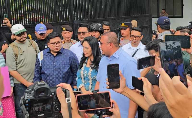ASPIRASI :Dua Anggota DPR RI Rieke Diah Pitaloka (Fraksi PDIP) dan Andre Rosiade (Fraksi Partai Gerindra) menerima aspirsasi tuntutan rakyat 17+8. (Ridwan/ JawaPos.com)