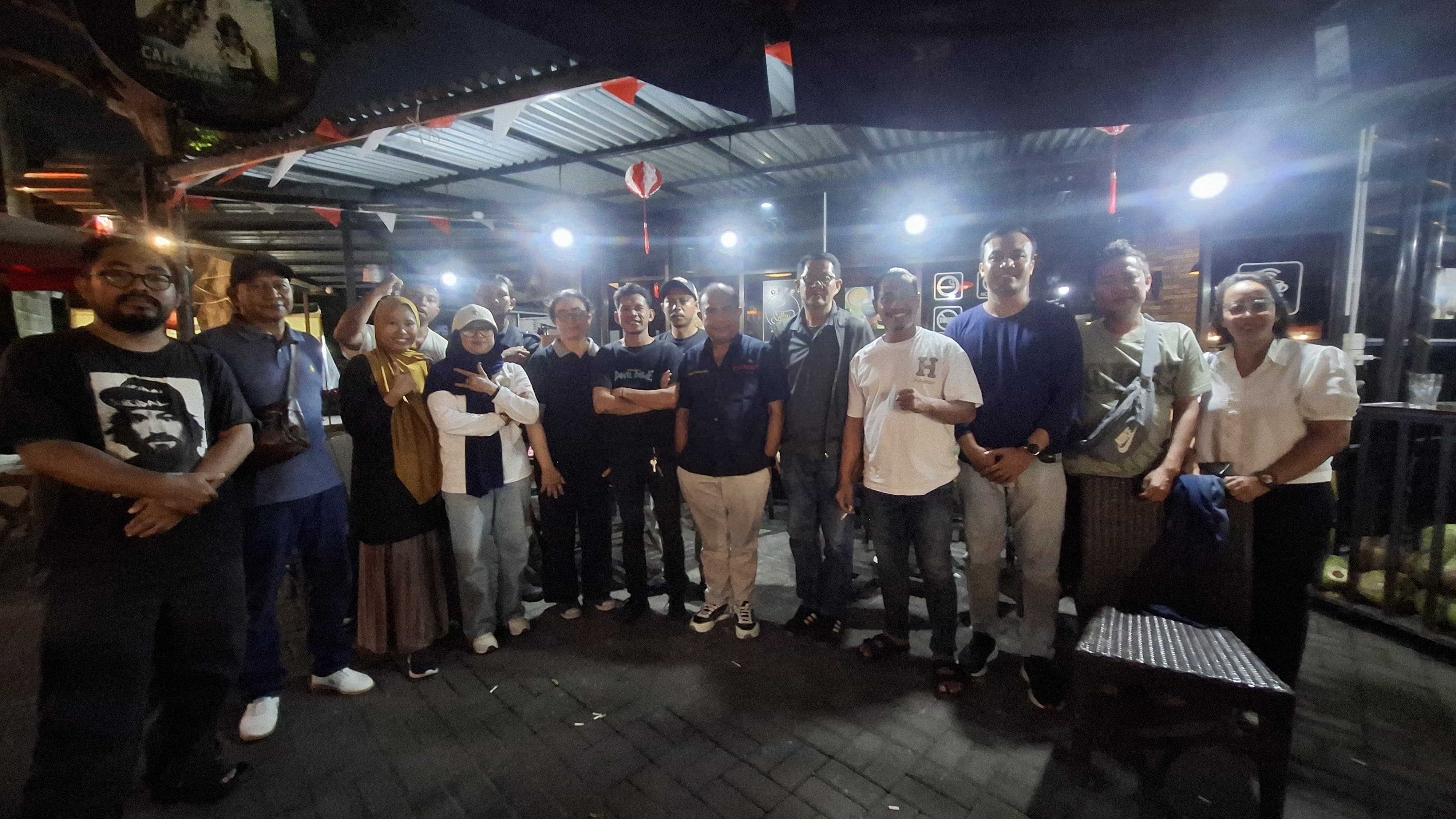SIKAP: Aliansi jurnalis yang tergabung dalam Ikatan Wartawan Online (IWO) saat menyampaikan sikap terkait intimidasi pada sejumlah wartawan saat peliputan aksi demonstrasi 30 Agustus 2025 lalu