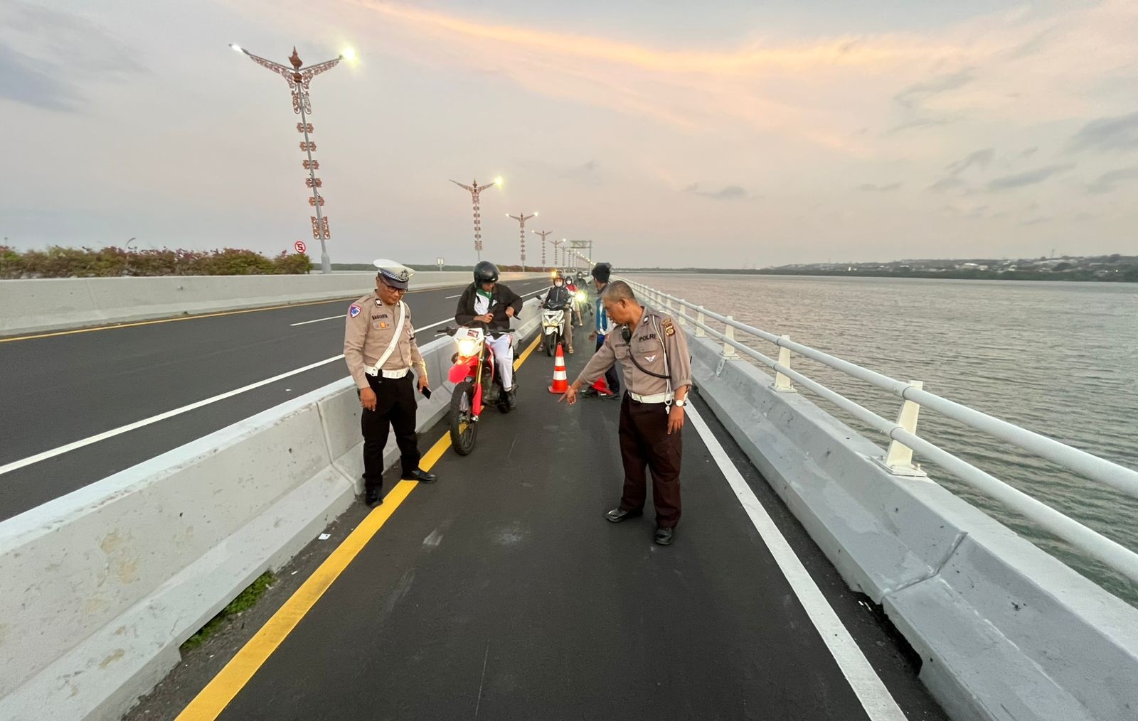 KECELKAAN SEARAH: Kecelakaan lalu lintas terjadi di Jalan Tol Bali Mandara akibatkan satu pengendara tewas, Selasa 2 September 2025.