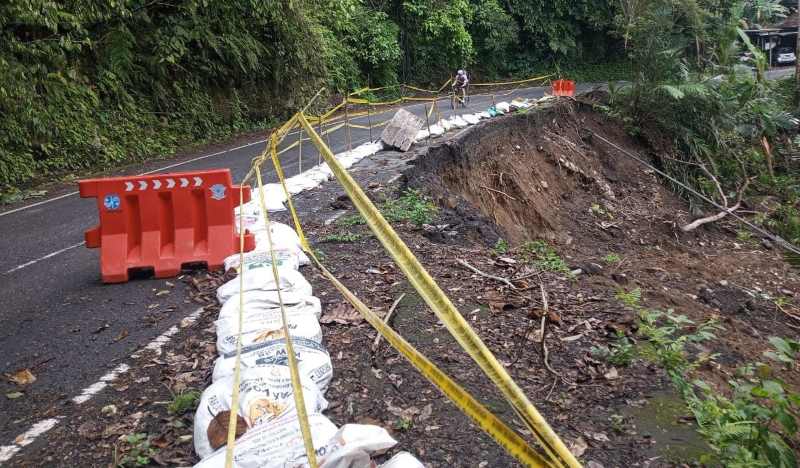 JALAN RUSAK DI KARANGASEM : Sangat memerlukan dana untuk perbaikan. (dok.Radar Bali)